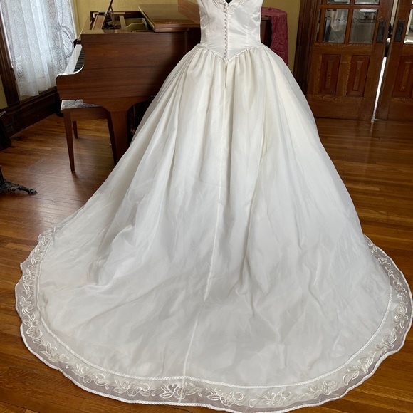 Wedding gown - Picture 9 of 12